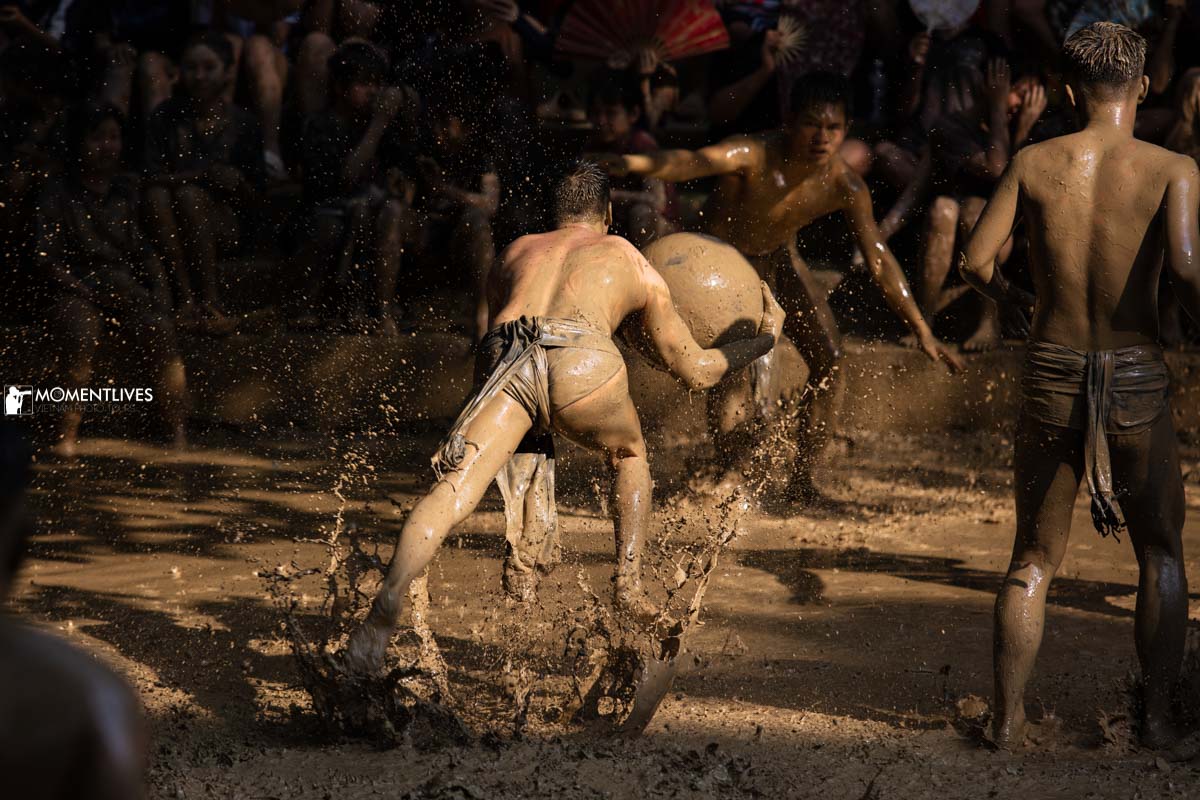 Player racing to the goal of the opponent's in the mudball festival in Bac Giang