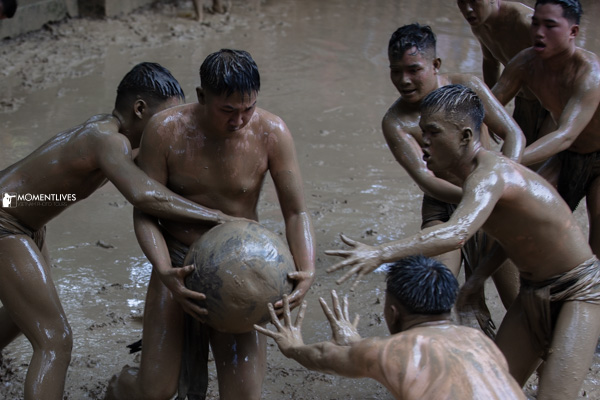 A bunch of players racing after the mudball